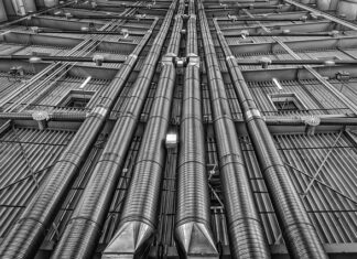 Ile wentylacji do kominka?