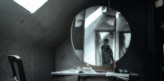 Dlaczego nie powinno się spać naprzeciwko lustra?